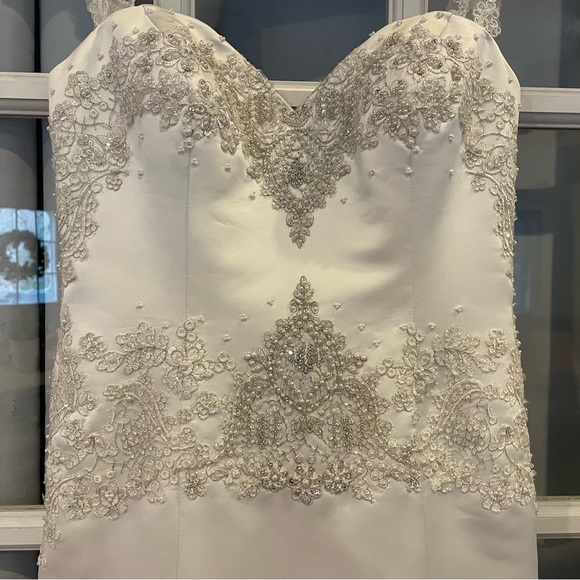 Gorgeous custom wedding gown size 4 - Picture 3 of 8